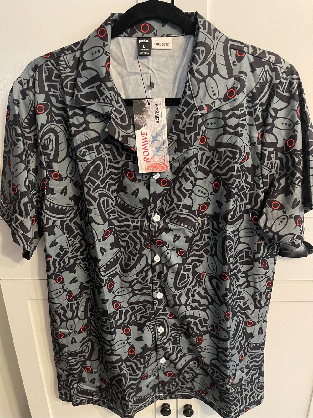 ROMWE “Call of Duty” Short-Sleeve Graphic Button-Down Shirt with Red Accents